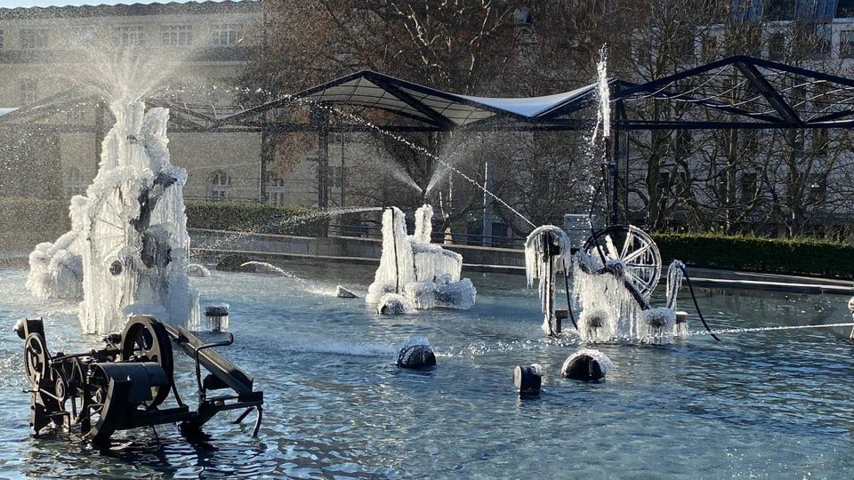 Am 11. Januar wurde der Tinguelybrunnen in Basel zur Eisskulptur.