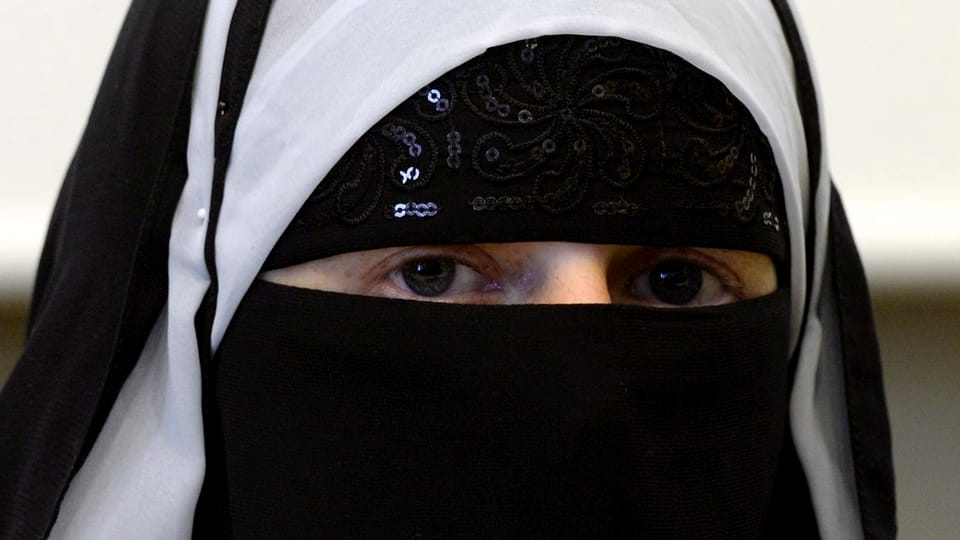 Frau in einem Niqab.