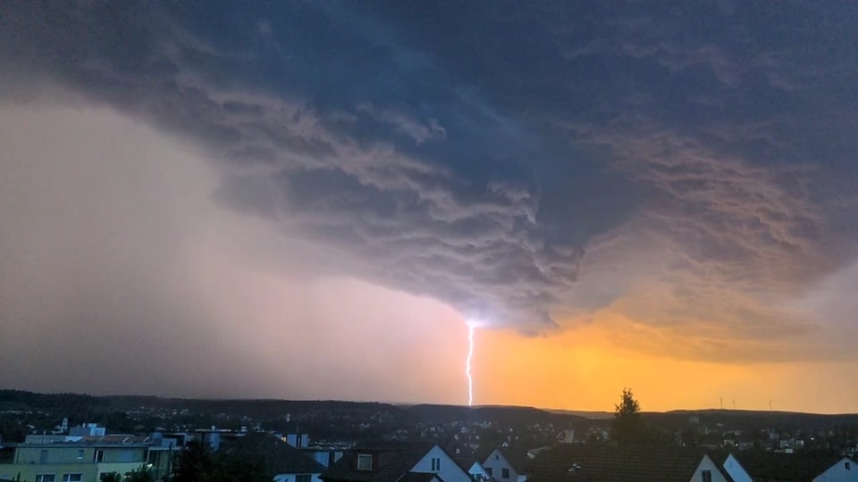 Blitzeinschlag aus einer grossen Gewitterwolke über Schaffhausen