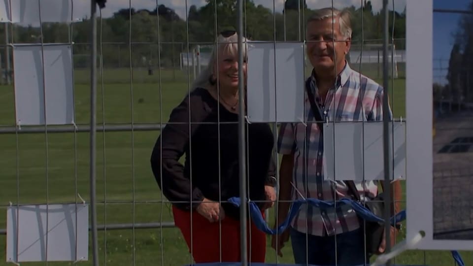 Doris Hoevel und Karl-Heinz Krause stehen am Grenzzaun. Dieses Mal zusammen und nicht getrennt.