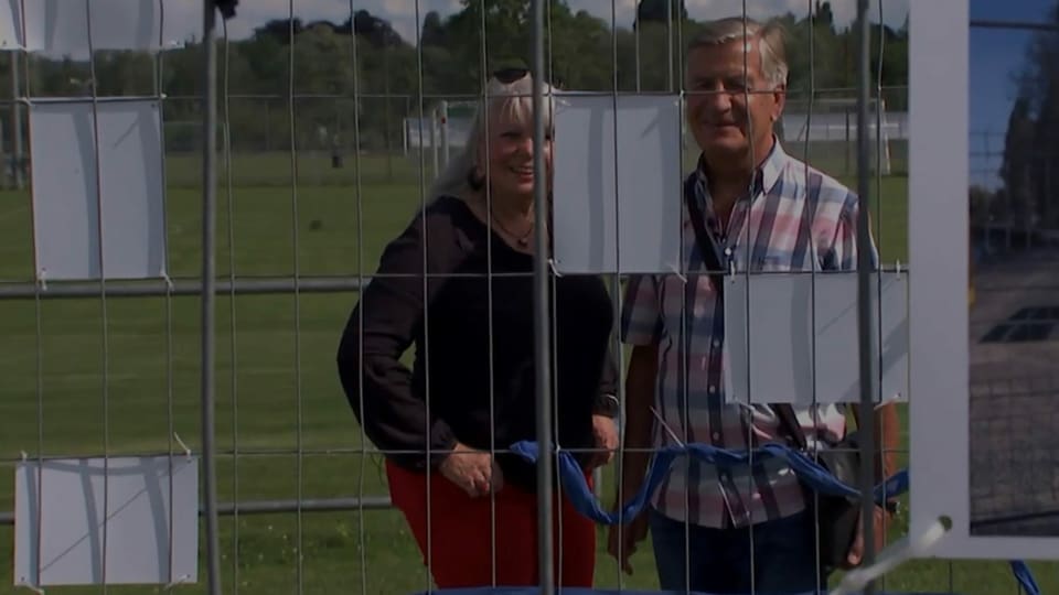 Doris Hoevel und Karl-Heinz Krause stehen am Grenzzaun. Dieses Mal zusammen und nicht getrennt. 