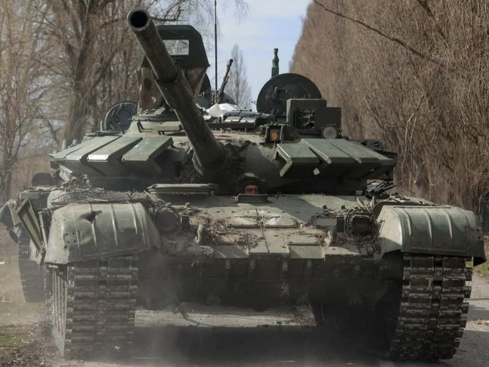 Ein ukrainischer Soldat fährt einen erbeuteten russischen T-72-Panzer in Lukianivka im März 2022. 