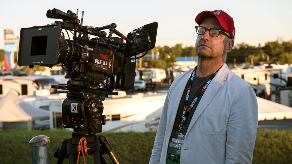 Der Regisseur und Kameramann Steven Soderbergh am Set von «Logan Lucky».