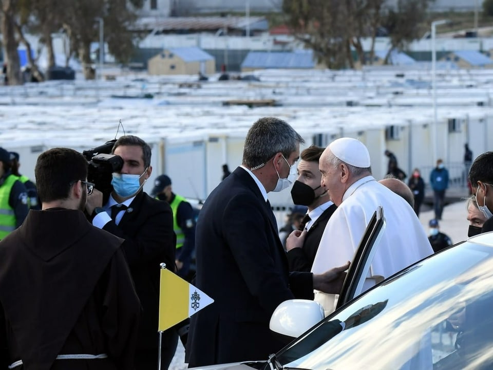 Papst Franziskus steigt auf Lesbos aus dem Auto aus