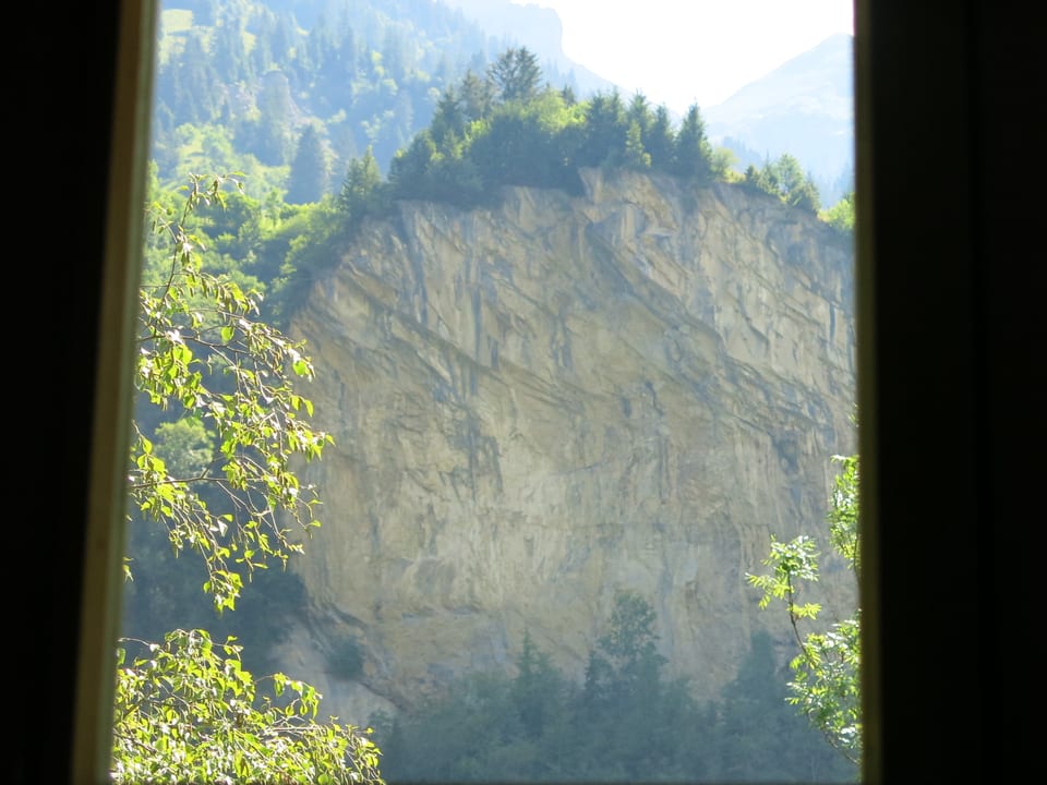 Das Fenster, dahinter eine Felswand.