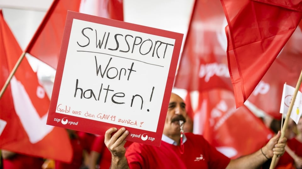 Angestellte des Flugzeugabfertigers Swissport bei einem Protest  in Zürich gegen die schlechten Arbeitsbedingungen.