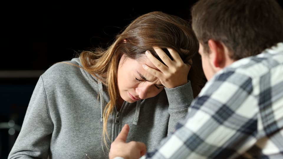 Ein Mann und eine Frau haben Stress.