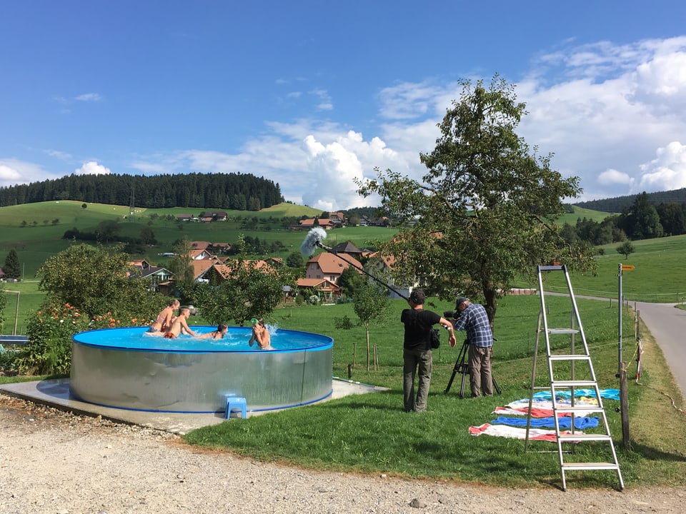 Krähenbühls im Pool werden gefilmt.
