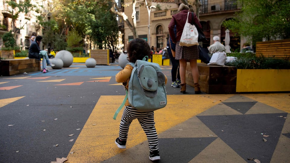Kind passiert eine Superblock-Kreuzung in Barcelona