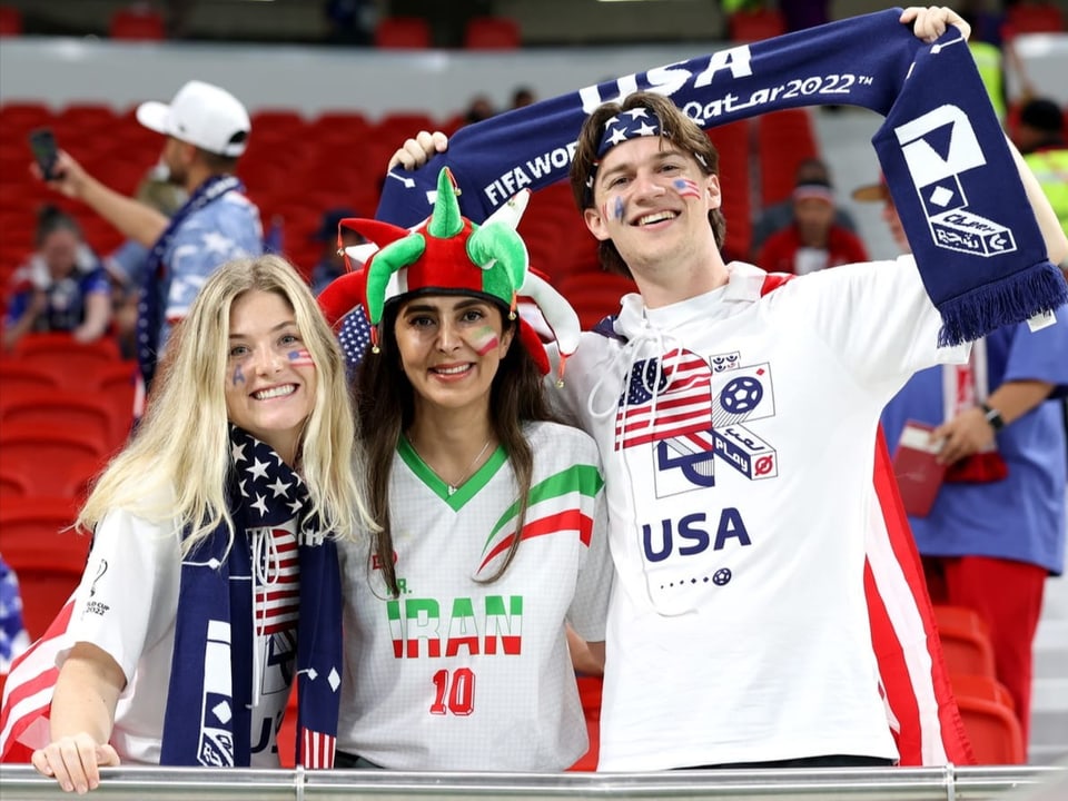 Fans des US-Teams posieren mit einer Iran-Anhängerin.