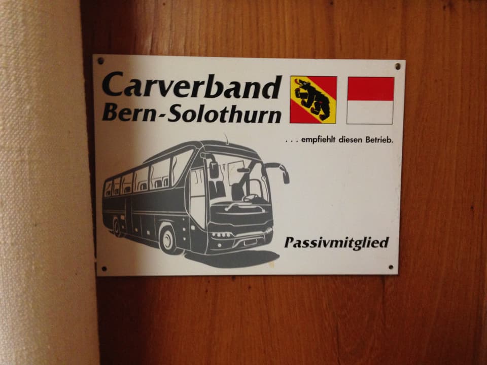 Ein Schild mit der Aufschrift: Carverband Bern-Solothurn empfiehlt diesen Betrieb.