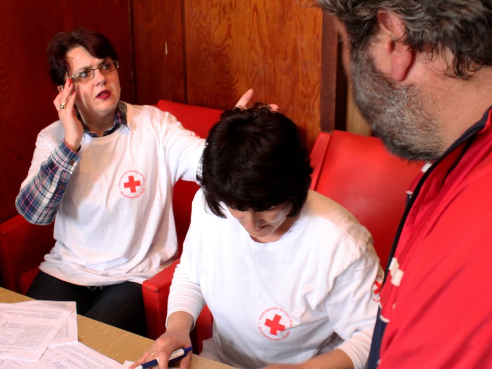 Zwei Mitarbeiterinnen des Bulgarischen Roten Kreuzes.