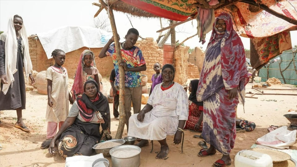 Eine sudanesische Familie auf ihrem Grundstück