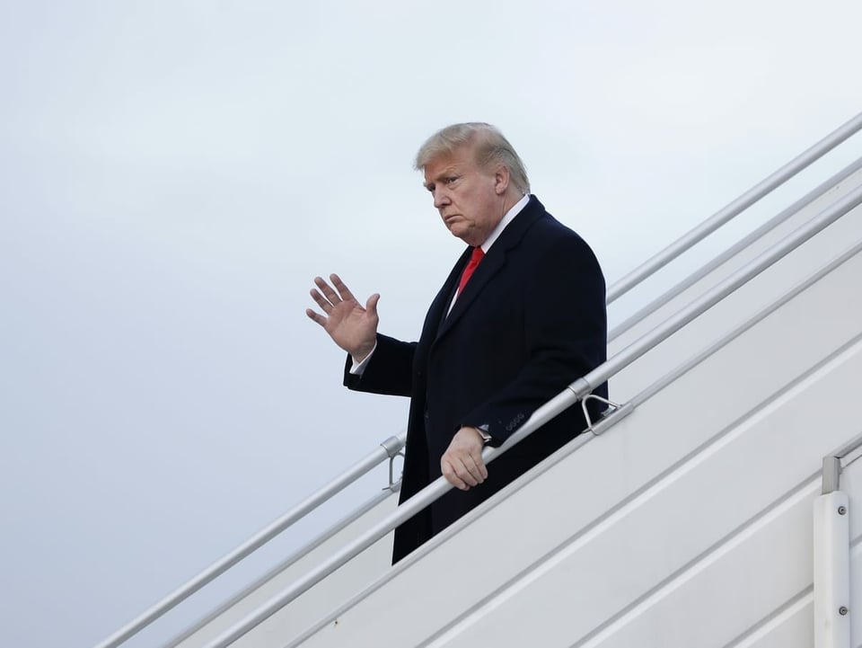 Donald Trump steigt aus Flugzeug