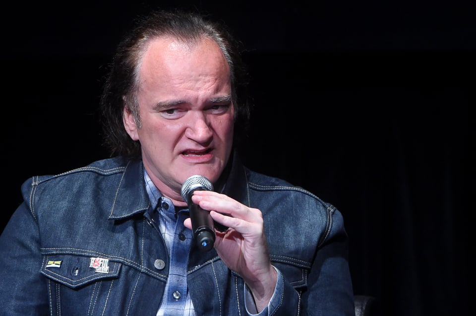 Quentin Tarantino spricht in ein Mikrofon.