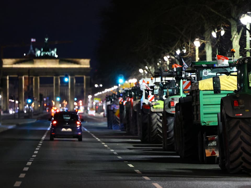 Traktoren stehen Schlange in der Nähe des Brandenburger Tors.