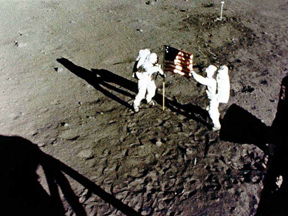 Zwei Astronauten auf dem Mond.