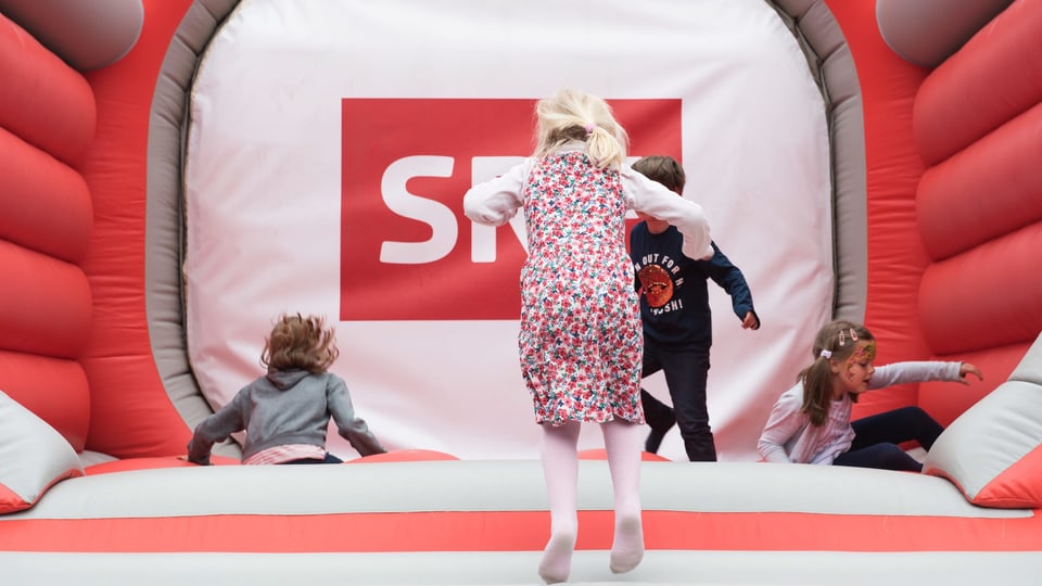 Auf der SRF-Hüpfburg wird ausgiebig gehüpft.