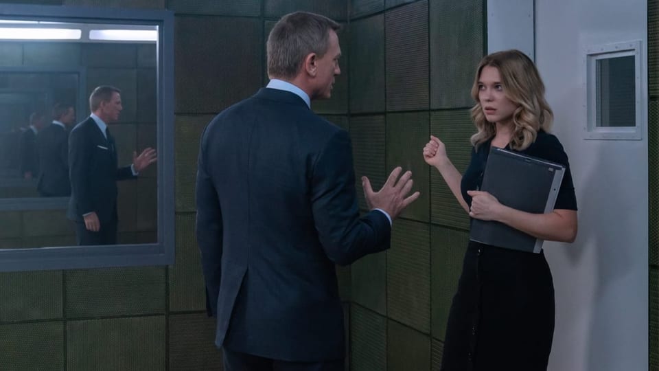 Bond diskutiert in einem Verhörraum mit Madeleine Swann.
