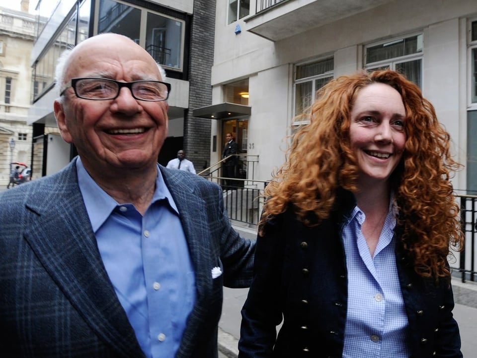 Rupert Murdoch und Rebekah Brooks nebeneinander lächelnd gehend 