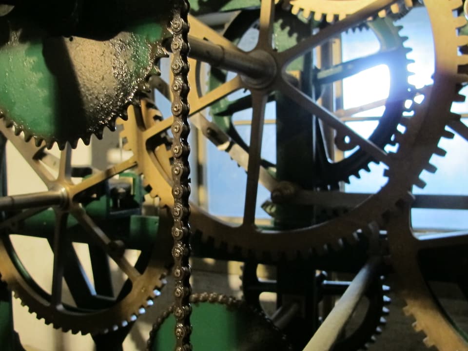 Grosse und kleine Zahnräder von der alten, mechanischen Uhr des St. Peters.