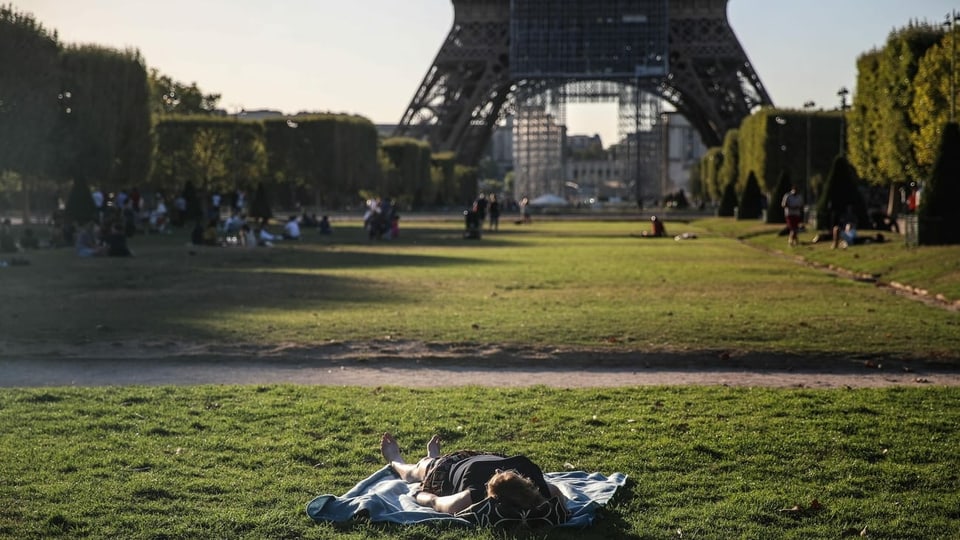 Sonnenbad vor dem Eiffelturm.