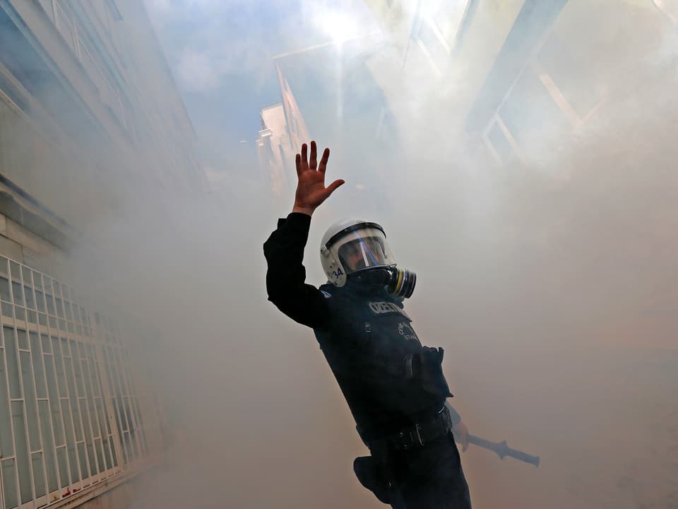 Polizist in Kampfmontur, Tränengas
