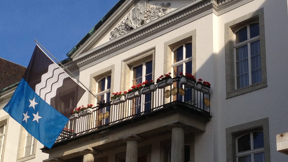Regierungsgebäude Aarau mit Flagge. 