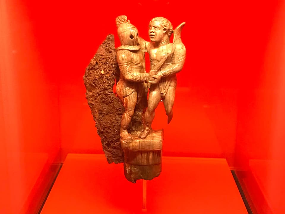 Das Klappmesser mit einem Griff aus Elfenbein zeigt zwei Gladiatoren. Es wurde in Avenches gefunden und stammt aus dem 3. Jh. n. Chr. 