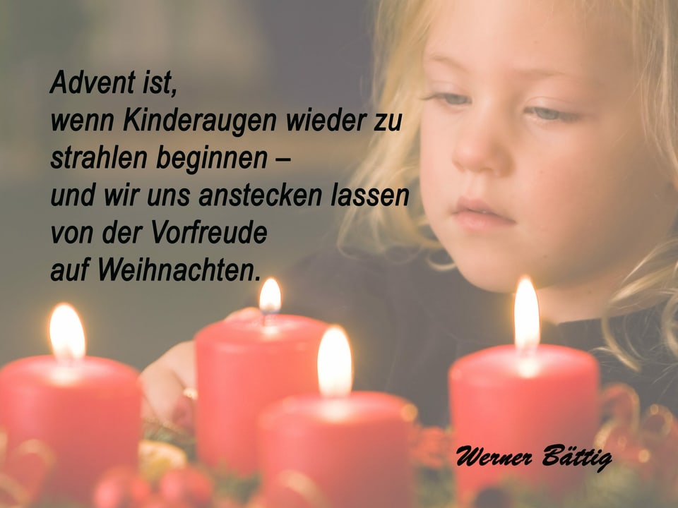 Kind bewundert Adventskranz mit roten Kerzen.