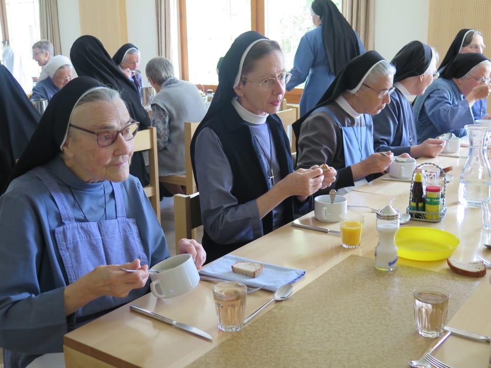 Klosterfrauen beim Mittagessen.