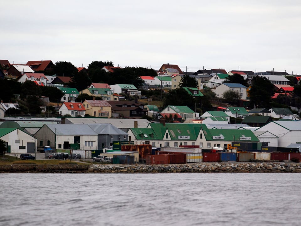 Blick auf die Hafenstadt Port Stanley auf den Falkland-Inseln.