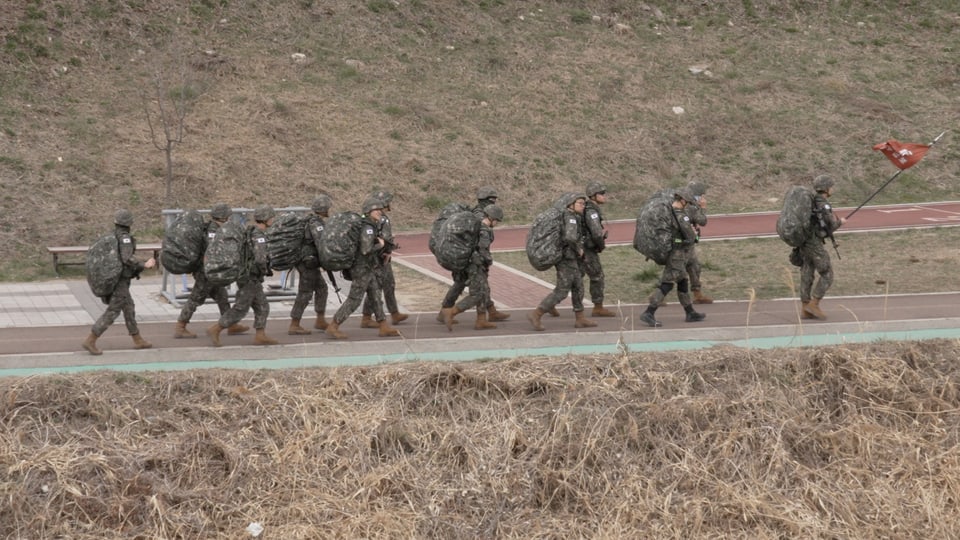 Südkoreanische Soldaten marschieren während einer Übung. 