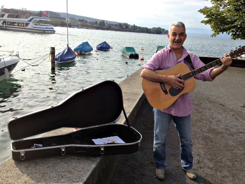 Fredy Gasser mit Gitarre.