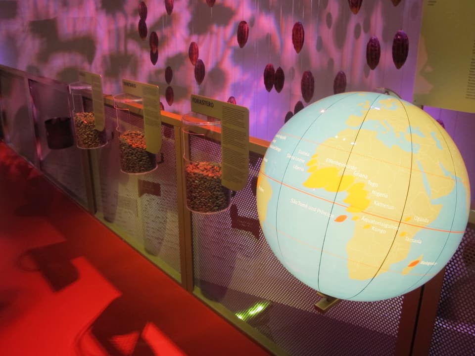 Globus vor rotem und violetten Hintergrund.