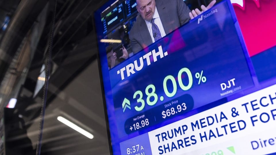 Ein Fernsehbildschirm zeigt den Aktienkurs der Trump Media and Technology Group.