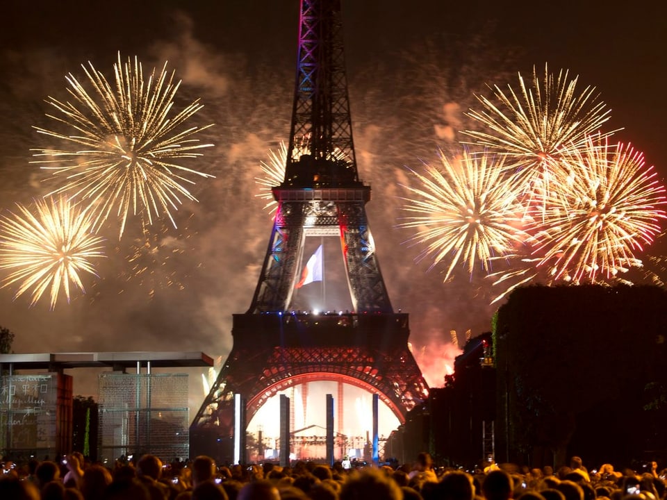 Feuerwerk hinter dem Eiffelturm in Paris