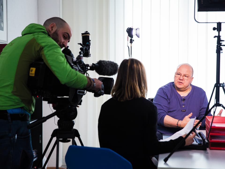 Kameramann Gery Gafner filmt die Gesprächssituation der «Schweiz aktuell»-Reporterin Simone Herrmann mit Daniel Schindler.