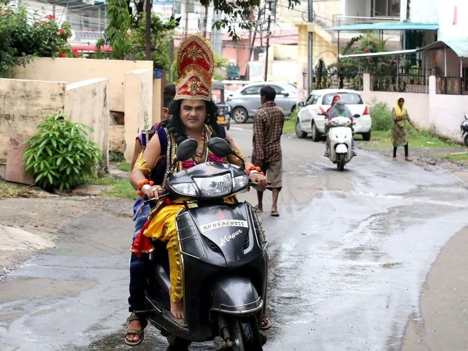Ein Mann verkleidet als Lord Rama reist zur Grunsteinlegung an.