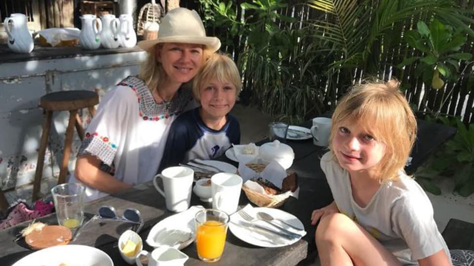 Noami Watts mit ihren beiden Söhnen im Urlaub.