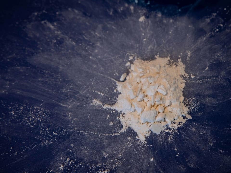 Gepresstes und hoch konzentriertes Kokain auf einem Haufen.