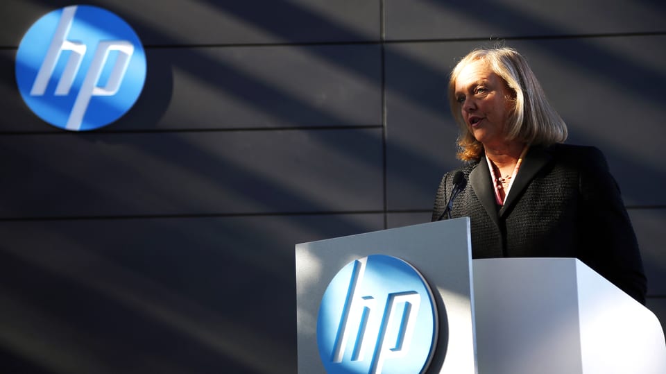 HP-Chefin Meg Whitman an einem Rednerpult. Das Licht fällt auf sie wie durch Jalousien.