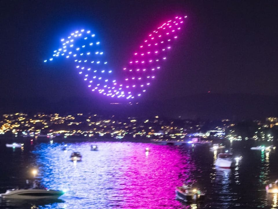 Blau-Rotes Lichtspiel über dem Zürcher Seebecken.