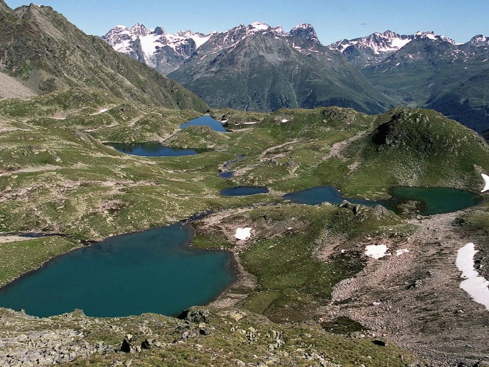 Blick auf mehrere kleinere Bergseen.