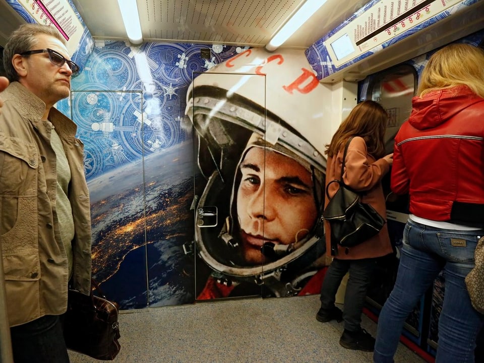 Gezeichneter Gagarin in der U-Bahn.