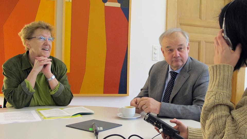 Johanna Bartholdi und Christian Wanner sitzen am Tisch, im Vordergrund von hinten die Reporterin.