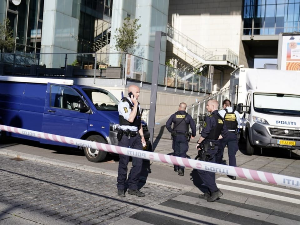 Polizeibeamte im Einsatz am  Tag nach der Schiesserei im Einkaufszentrum Field's in Kopenhagen.