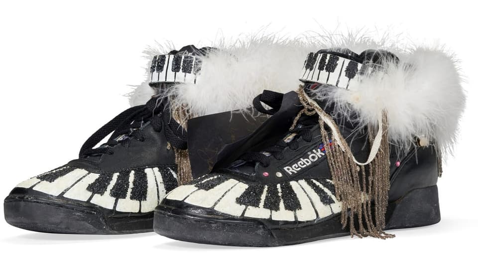 Schwarz-weisse Sneakers die wie ein Klavier aussehen.
