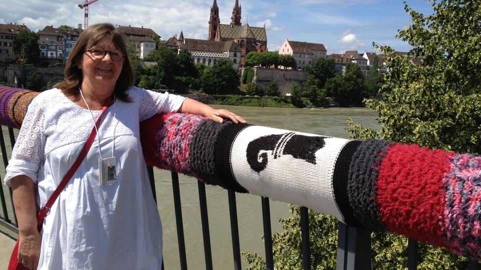 Kathrin Stalder am eingestrickten Geländer der Wettsteinbrücke im Sommer 2012.