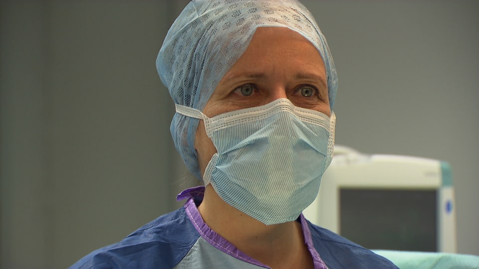 Die Ärztin mit Gesichtsmaske im Operationssaal. Operieren ist für Stephanie von Orelli wie ein Kunsthandwerk
